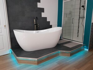 Habitación Deluxe | Baño | Artículos de higiene personal gratuitos, secador de pelo y toallas