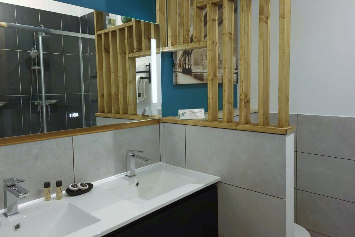 Ein modernes Badezimmer mit einem großen Spiegel, zwei Waschbecken und einer Dusche.