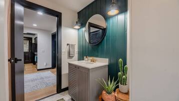 Sèche-cheveux, serviettes fournies