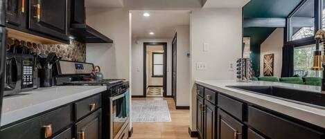 冷蔵庫、電子レンジ、オーブン、コンロ