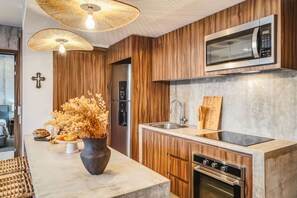 Refrigerador, microondas, horno, placa de cocina