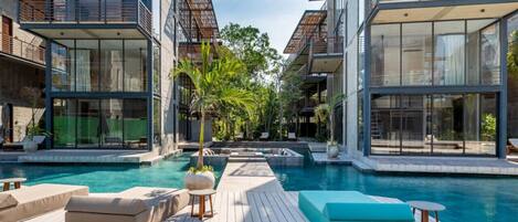 Et evighetsbasseng, et basseng på takterrassen og solsenger