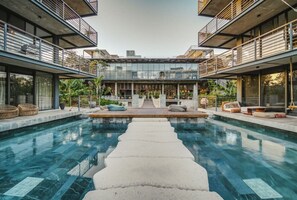 Infinity-Pool, Pool auf dem Dach, Liegestühle