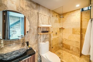 Een haardroger, handdoeken