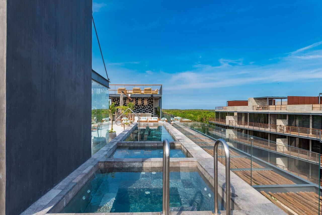Una piscina in terrazza, una piscina riscaldata