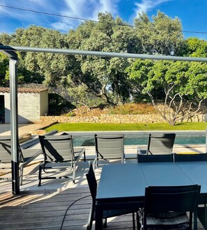 Outdoor dining - Single-storey villa with pool (Caveirac)