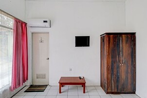 Escritorio, espacio para trabajar con laptop y wifi gratis 