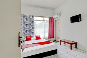 Desk, laptop workspace, free WiFi, bed sheets - Hotel O Pondok 23 (Cileunyi)