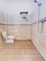 Standard Double Room | Bathroom | Shower, towels