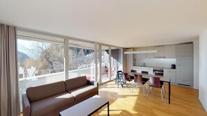 Appartement, 2 chambres | Aire de séjour | Téléviseur à écran plat, jouets