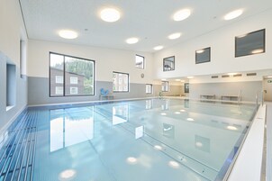 Una piscina cubierta