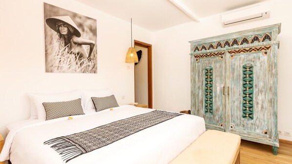 3 bedrooms, laptop workspace, iron/ironing board, bed sheets