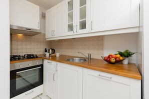 Studio, Kitchen | Private kitchen | Oven, dishwasher, coffee/tea maker, cookware/dishes/utensils - Sunny Studio Warsaw by Renters (Warsaw)