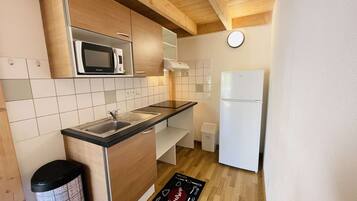 Réfrigérateur, micro-ondes, plaque de cuisson, cafetiÚre/bouilloire