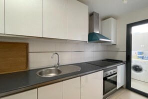 Fridge, oven, stovetop, coffee/tea maker