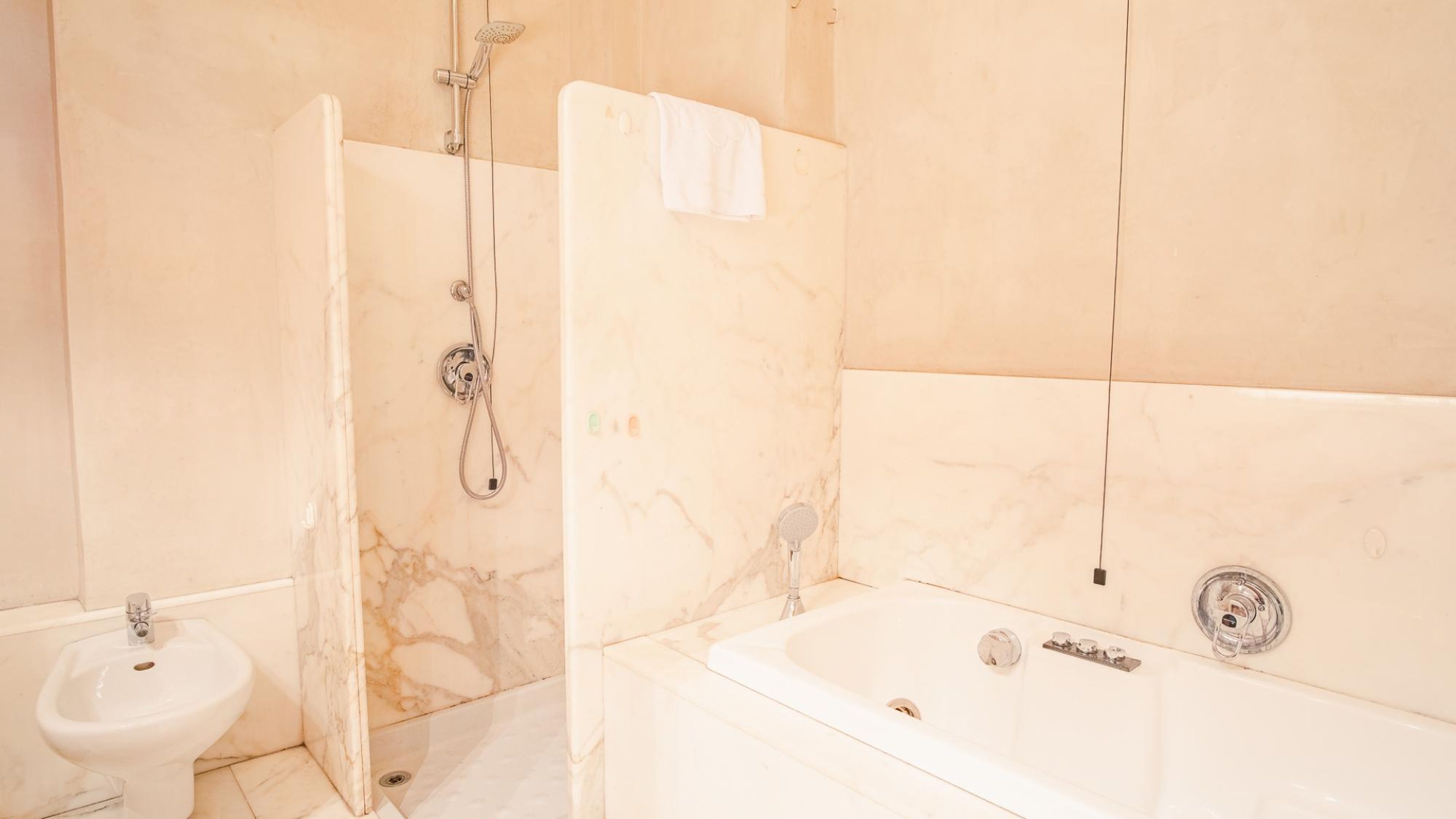 Ein Badezimmer mit Badewanne, Dusche und Bidet.