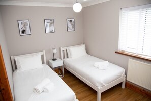 5 Schlafzimmer, Schreibtisch, BĂŒgeleisen/BĂŒgelbrett, Reisekinderbett