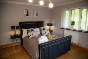 5 bedrooms, desk, iron/ironing board, travel crib