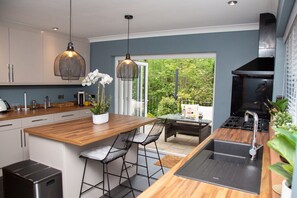 Jääkaappi, mikroaaltouuni, uuni, liesi