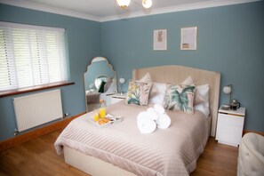 5 Schlafzimmer, Schreibtisch, Bügeleisen/Bügelbrett, Reisekinderbett