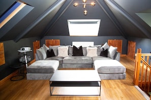 Smart TV y chimenea 