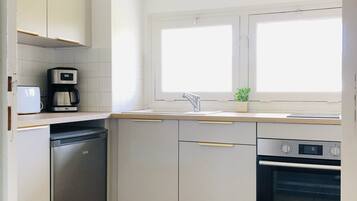 Réfrigérateur, micro-ondes, four, plaque de cuisson