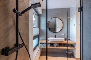 Shower, hair dryer, towels - Landhaus Jenul - Ferienwohnungen Nassfeld in Kärnten (Tröpolach)