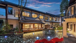 A modern building with a courtyard, a water feature, and traditional architectural elements. - TELLUS. Qingchengshan Hot Spring Hotel (Chengdu)