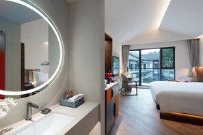Phòng Deluxe | Phòng tắm | Buồng tắm vòi sen, vòi sen phun mưa, máy sấy tóc, áo choàng tắm