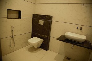 Ein Badezimmer mit Toilette, Dusche und Waschbecken.
