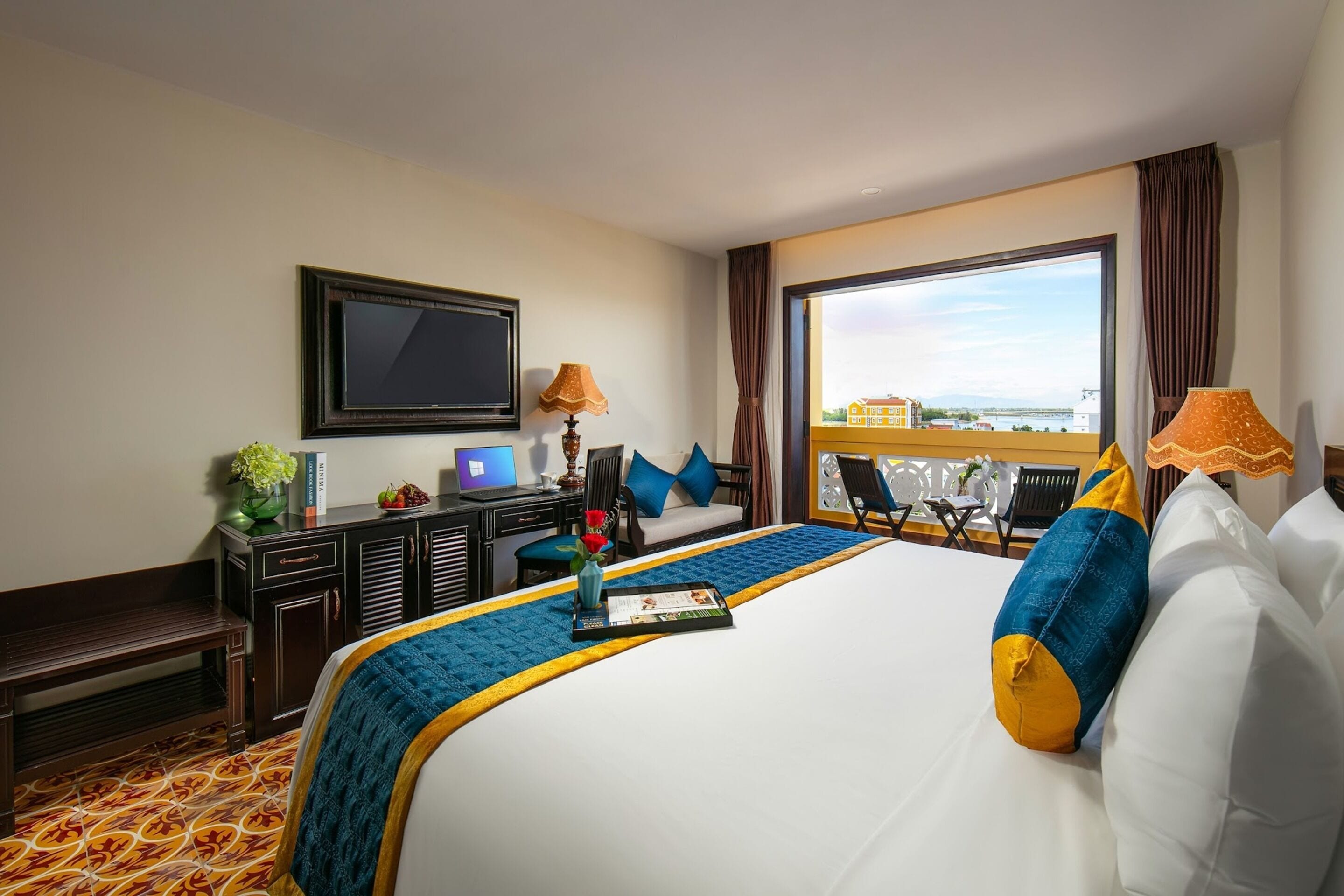 Premium Double/Twin With River View and Balcony | Minibar, két bảo mật tại phòng, bàn, màn/rèm cản sáng 