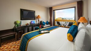Dobbelt- eller tomannsrom – premium (With River View and Balcony) | Minibar, safe på rommet, skrivebord og blendingsgardiner
