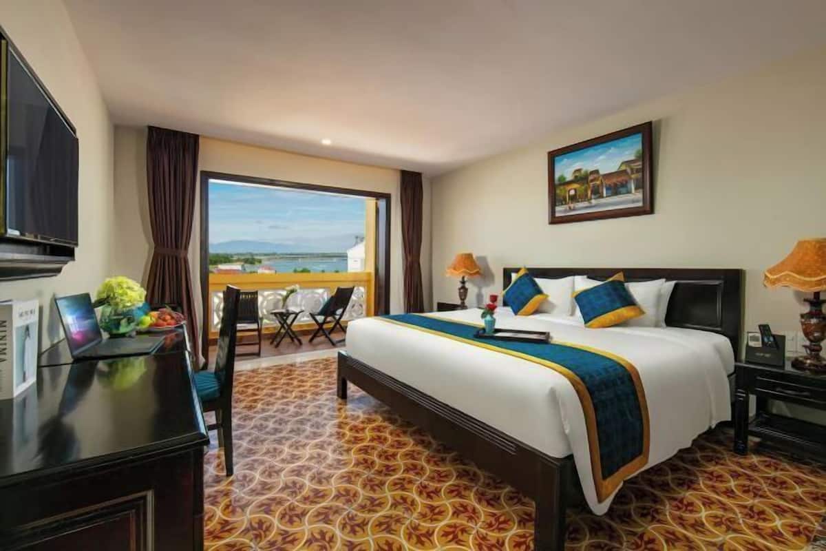 Minibar, in-room safe, desk, blackout drapes