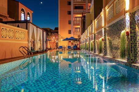 Una piscina al aire libre, sombrillas