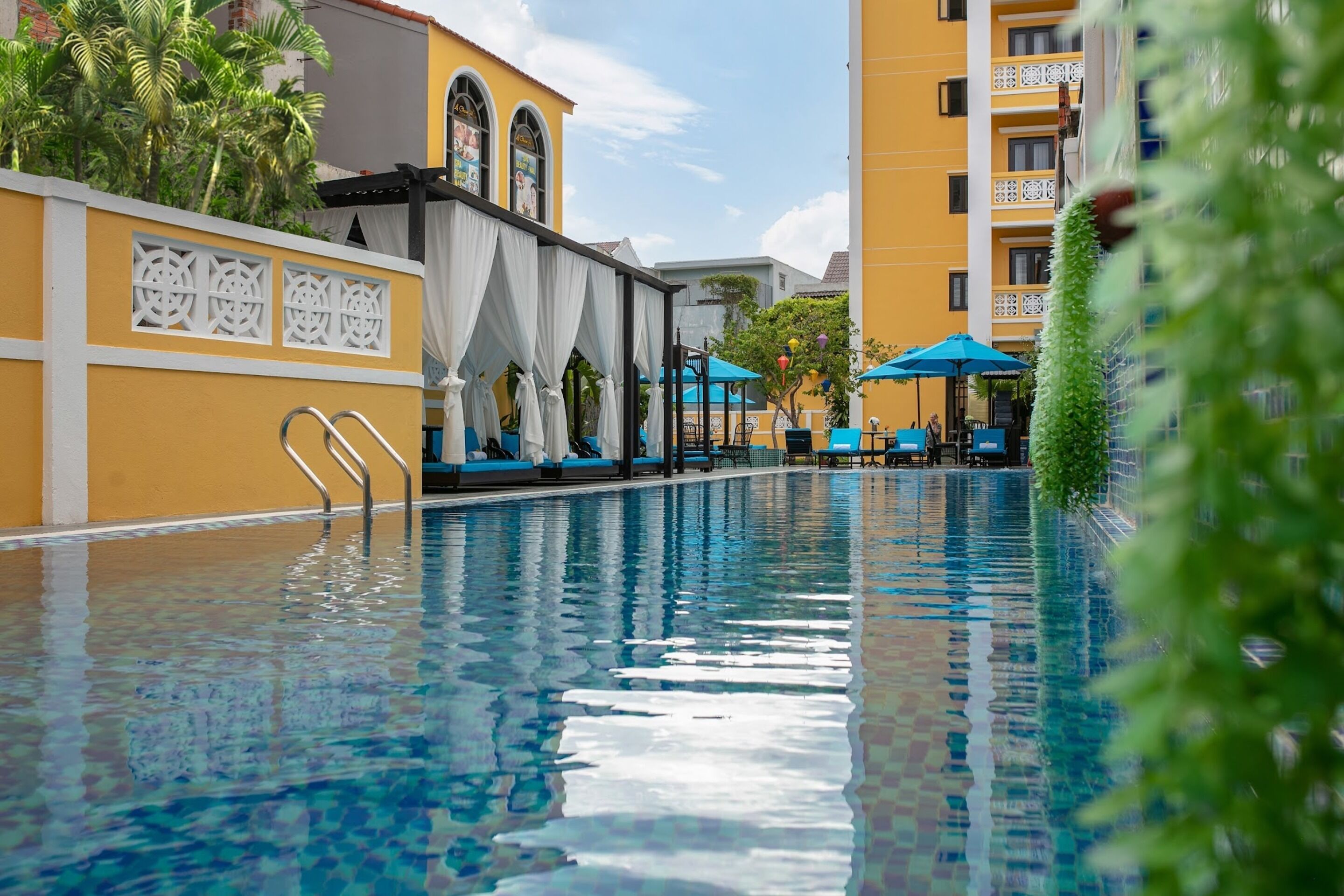 Außenpool, geöffnet von 06:30 Uhr bis 21:30 Uhr, Sonnenschirme