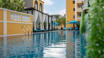 Außenpool, geöffnet von 06:30 Uhr bis 21:30 Uhr, Sonnenschirme