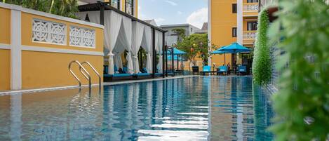 Piscina externa, funciona das 6h30 às 21h30, guarda-sóis