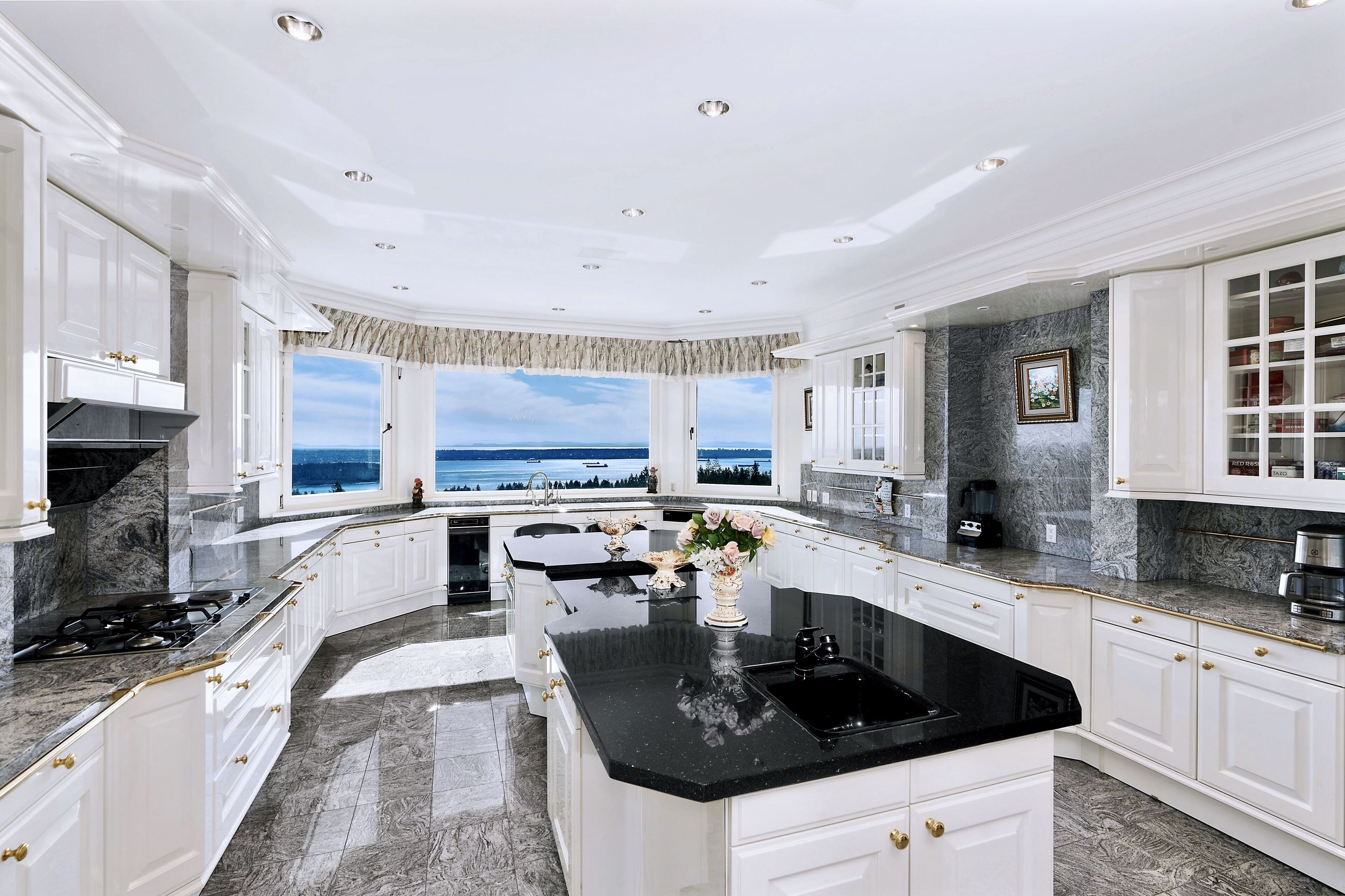 Seaview Mansion with Pool Hot tub Sauna Tennis court