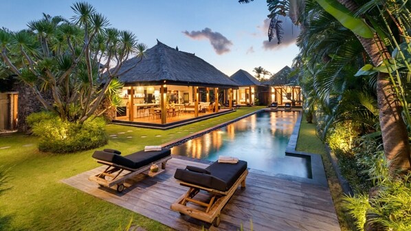 Property grounds - Cheerful 3BR Villa W/ Pool & Garden, Bali Villa 2213 (Seminyak)