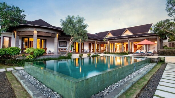 A resort with a swimming pool, lounge areas, and a covered patio. - Airy 7BR Villa With Amazing Hot Tub & Pool, Bali Villa 2234 (Sukawati)
