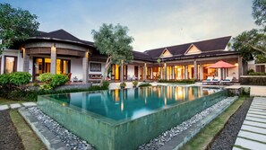 A resort with a swimming pool, lounge areas, and a covered patio. - Airy 7BR Villa With Amazing Hot Tub & Pool, Bali Villa 2234 (Sukawati)