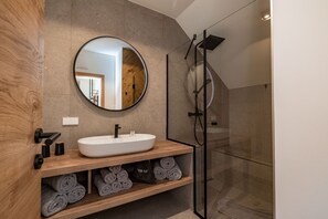 Dusche, Haartrockner, Handtücher