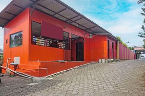 Vista frontal de la propiedad