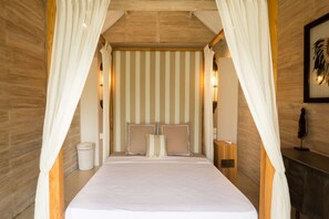 3 bedrooms, laptop workspace, bed sheets - The Complete Guide to Renting Your Exclusive Holiday Villa in Kerobokan With Private Pool and Fully Staffed, Villa Bali 2019 (Kerobokan)