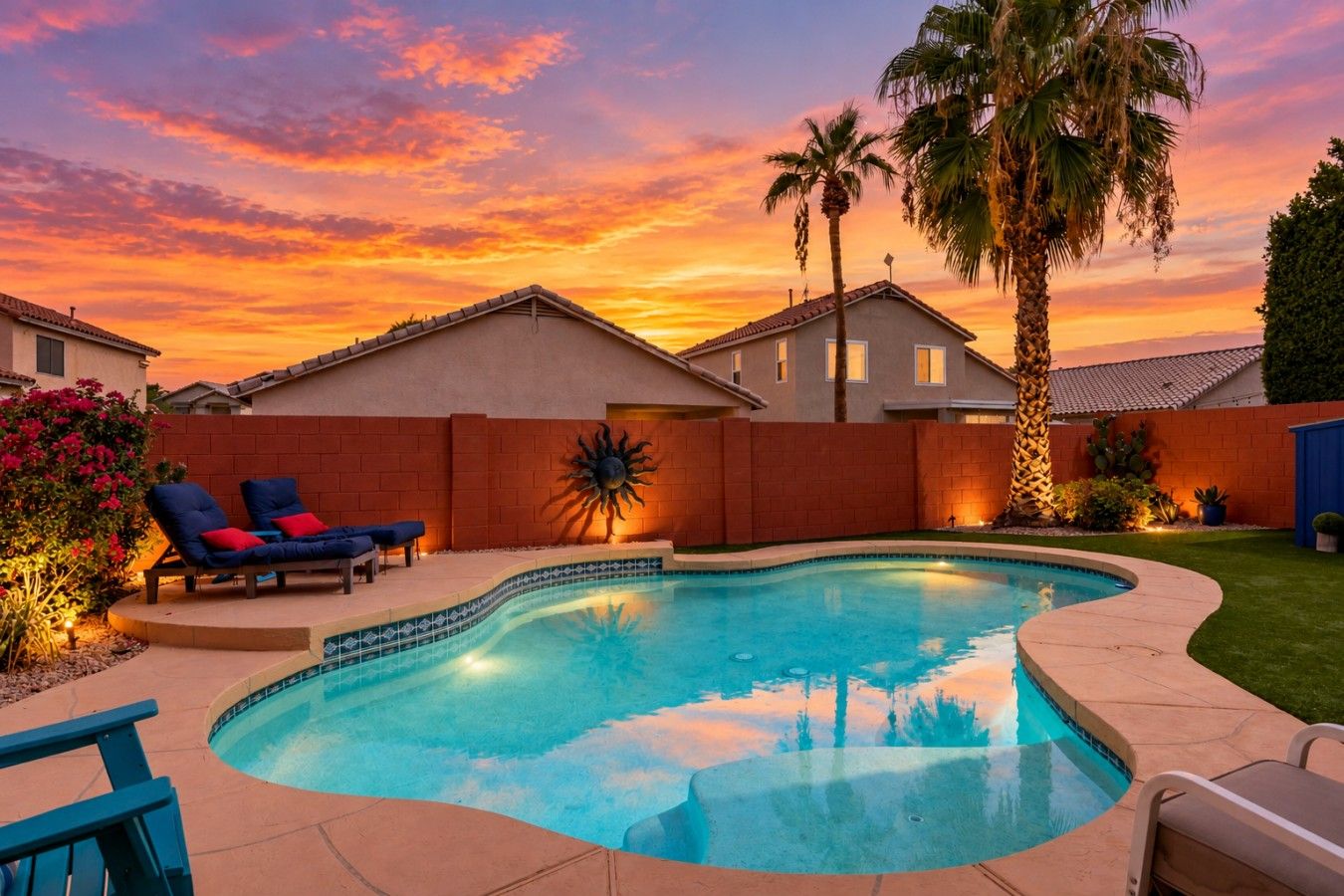 Una piscina con sillas de descanso, una escultura de sol decorativa y vistas al atardecer.