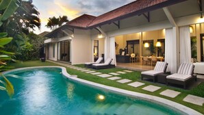 Une maison moderne dotée d’une piscine, d’un espace salon extérieur et d’un coin repas.