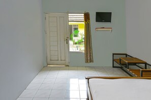 Economy Double Room | Laptop workspace, bed sheets - Hotel O Cipto Arum (Cilacap)