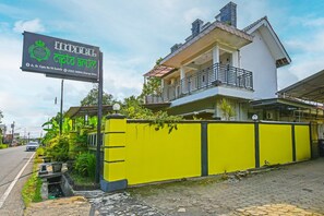 A two-story building with a balcony and a signboard. - Hotel O Cipto Arum (Cilacap)