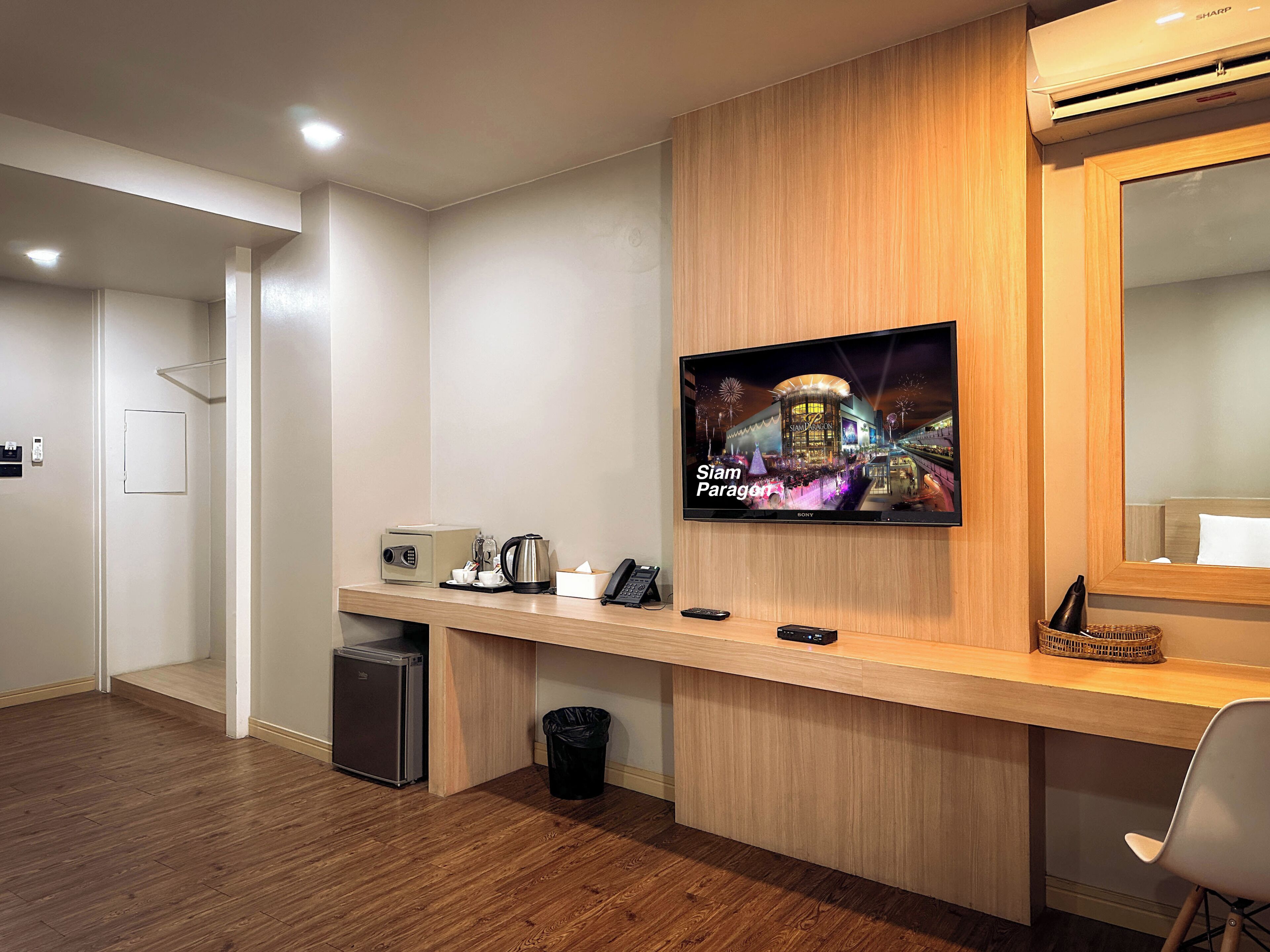 Habitación superior con 2 camas individuales | Caja fuerte, escritorio, cortinas opacas y wifi gratis