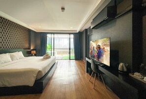 Executive Suite with Outdoor Cave Jetted Hot Tub
